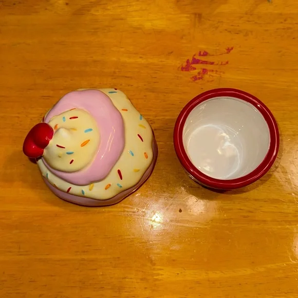 Cupcake with heart covered cup. - Picture 5 of 9